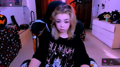 Snapshot of blinkofeyess chatting on 27, 10, 2025 Nicole online show from 27, 10, 2025