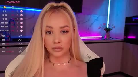 Snapshot of blond_diamond chatting on 19, 10, 2025 Lana online show from 19, 10, 2025