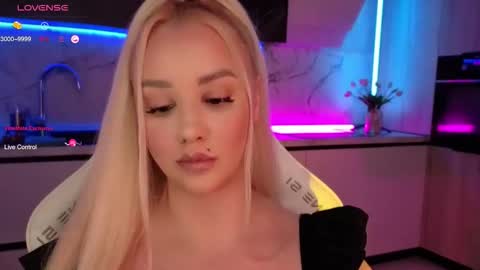 Snapshot of blond_diamond chatting on 24, 10, 2025 Lana online show from 24, 10, 2025