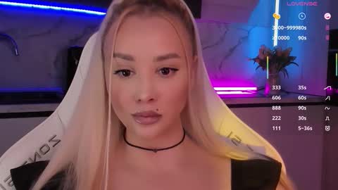 Snapshot of blond_diamond chatting on 17, 11, 2025 Lana online show from 17, 11, 2025