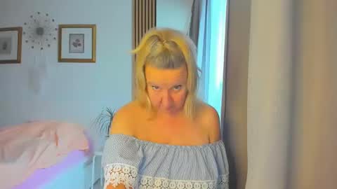 Snapshot of blonde_angel20 chatting on 27, 12, 2024 Nicole online show from 27, 12, 2024