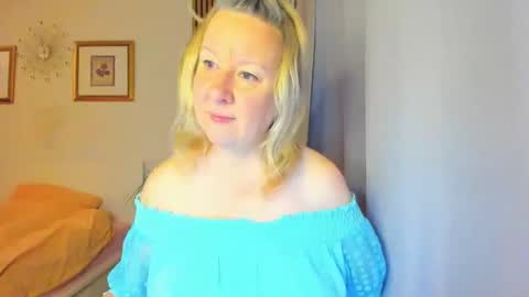 Snapshot of blonde_angel20 chatting on 29, 12, 2024 Nicole online show from 29, 12, 2024