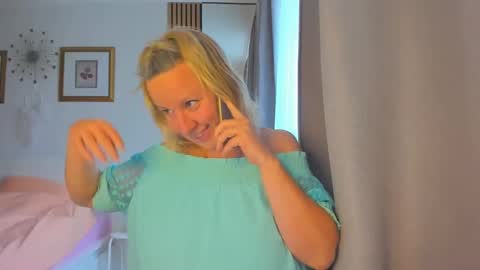 Snapshot of blonde_angel20 chatting on 29, 12, 2024 Nicole online show from 29, 12, 2024