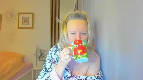 Snapshot of blonde_angel20 chatting on 29, 12, 2024 Nicole online show from 29, 12, 2024