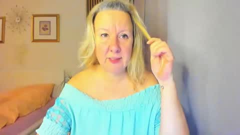 Snapshot of blonde_angel20 chatting on 31, 12, 2024 Nicole online show from 31, 12, 2024
