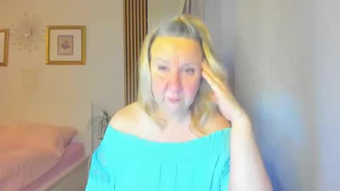 Snapshot of blonde_angel20 chatting on 1, 1, 2025 Nicole online show from 1, 1, 2025