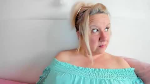 Snapshot of blonde_angel20 chatting on 19, 10, 2025 Nicole online show from 19, 10, 2025