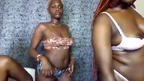 Snapshot of blonde_barby chatting on 16, 10, 2025 blonde_barby online show from 16, 10, 2025