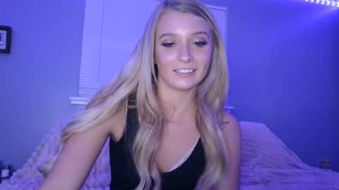 Snapshot of blonde_stella chatting on 8, 1, 2025 Blonde Stella online show from 8, 1, 2025