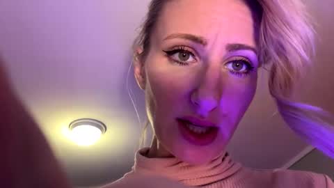 Snapshot of blondebellaaa3 chatting on 15, 11, 2025 Gia online show from 15, 11, 2025