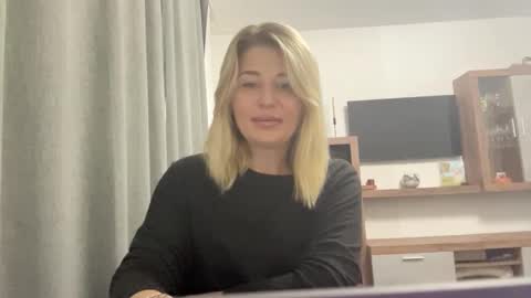 Snapshot of blondie_xoxoxo chatting on 10, 9, 2025 blondie_xoxoxo online show from 10, 9, 2025