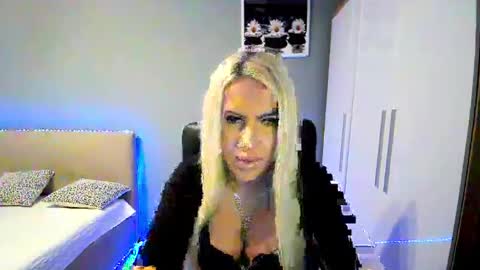 Snapshot of blondleyla chatting on 6, 11, 2025 BlondLeyla online show from 6, 11, 2025