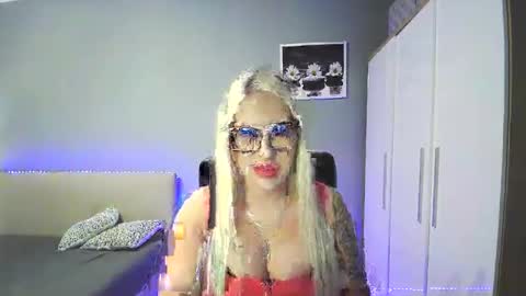Snapshot of blondleyla chatting on 13, 11, 2025 BlondLeyla online show from 13, 11, 2025