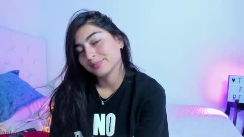 Snapshot of blue_petite chatting on 7, 2, 2026 Linda online show from 7, 2, 2026