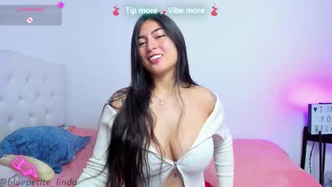 Snapshot of blue_petite chatting on 24, 2, 2026 Linda online show from 24, 2, 2026