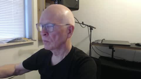 Snapshot of blueeyesn8 chatting on 21, 10, 2025 blueeyesn8 online show from 21, 10, 2025