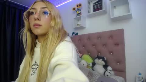 Soffy Brooks Independent model online show from 9, 10, 2025