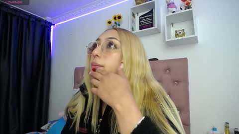 Soffy Brooks Independent model online show from 13, 10, 2025