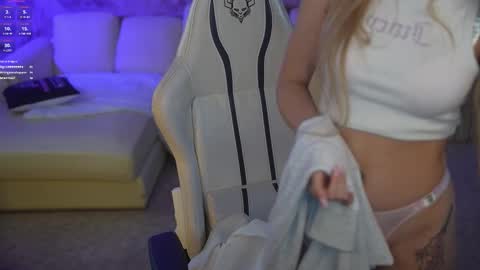 Snapshot of bright_diamonds_054 chatting on 11, 10, 2025 Diamonds Girls online show from 11, 10, 2025