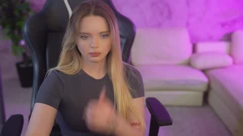 Snapshot of bright_diamonds_054 chatting on 17, 10, 2025 Diamonds Girls online show from 17, 10, 2025