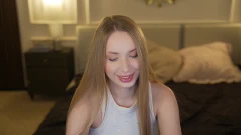 Snapshot of bright_diamonds_054 chatting on 25, 10, 2025 Diamonds Girls online show from 25, 10, 2025