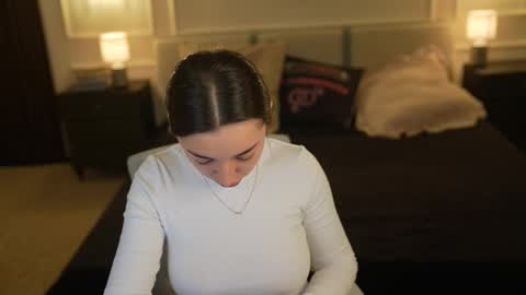 Snapshot of bright_diamonds_054 chatting on 27, 10, 2025 Diamonds Girls online show from 27, 10, 2025