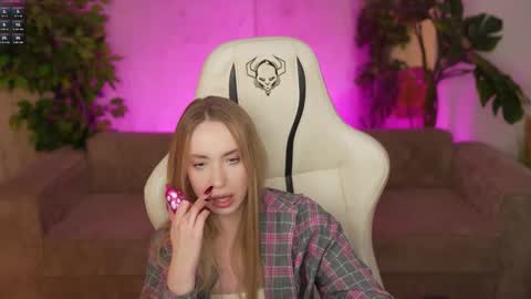 Snapshot of bright_diamonds_054 chatting on 27, 10, 2025 Diamonds Girls online show from 27, 10, 2025