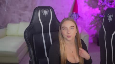 Snapshot of bright_diamonds_054 chatting on 21, 11, 2025 Diamonds Girls online show from 21, 11, 2025