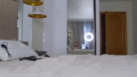 Amina Adelina online show from 12, 1, 2025