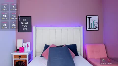 Snapshot of britanymooree chatting on 8, 11, 2025 Britany online show from 8, 11, 2025