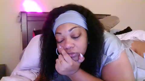 Snapshot of brownroundrenee chatting on 24, 10, 2025 brownroundrenee online show from 24, 10, 2025