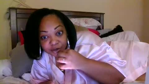 Snapshot of brownroundrenee chatting on 27, 10, 2025 brownroundrenee online show from 27, 10, 2025