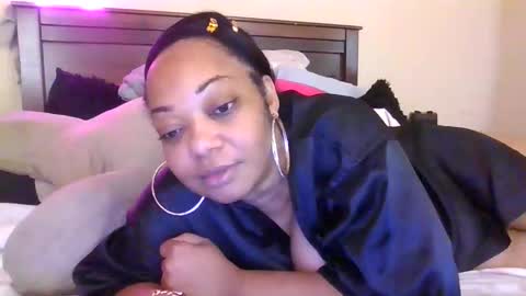 Snapshot of brownroundrenee chatting on 1, 11, 2025 brownroundrenee online show from 1, 11, 2025