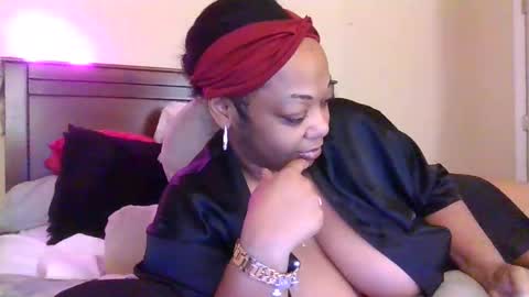 Snapshot of brownroundrenee chatting on 5, 11, 2025 brownroundrenee online show from 5, 11, 2025