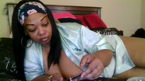 Snapshot of brownroundrenee chatting on 18, 11, 2025 brownroundrenee online show from 18, 11, 2025