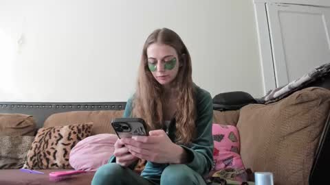 Snapshot of buffybarloe chatting on 2, 1, 2025 Buffy online show from 2, 1, 2025