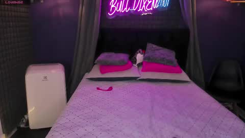 Snapshot of bull_vixen2001 chatting on 18, 9, 2025 Bunny and The Rock online show from 18, 9, 2025