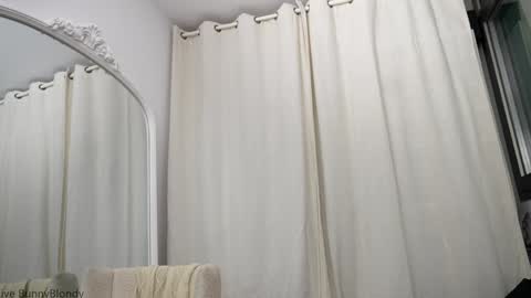 Snapshot of bunnyblondy chatting on 16, 10, 2025 Anaiz online show from 16, 10, 2025