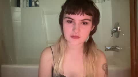 Snapshot of bushbabe3008 chatting on 22, 10, 2025 esme gray online show from 22, 10, 2025