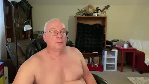 Snapshot of bustyballs100 chatting on 5, 12, 2025 bustyballs100 online show from 5, 12, 2025