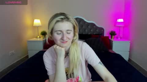 Snapshot of camilladreamer chatting on 5, 11, 2025 camilladreamer online show from 5, 11, 2025