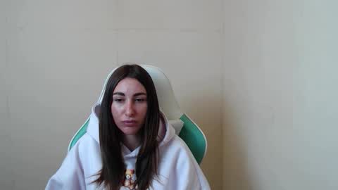 Snapshot of cammila_horn chatting on 26, 10, 2025 cammila horn online show from 26, 10, 2025