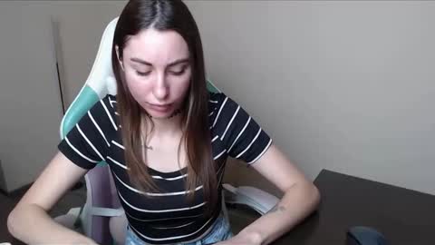 Snapshot of cammila_horn chatting on 18, 12, 2025 cammila horn online show from 18, 12, 2025