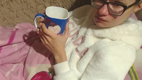 say meow and send tips  online show from 25, 12, 2024