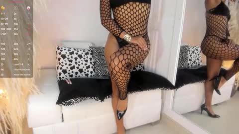 Snapshot of cardykambell chatting on 23, 11, 2025 cardykambell online show from 23, 11, 2025