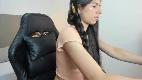 Snapshot of carlina_15 chatting on 4, 11, 2025 C A R L I N A online show from 4, 11, 2025