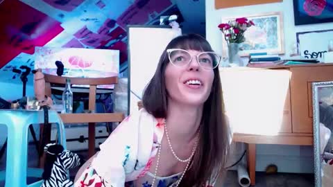 Snapshot of carlypearls chatting on 8, 11, 2025 Carly Pearls online show from 8, 11, 2025