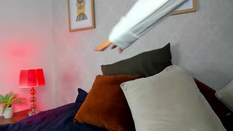 Snapshot of caroline_dh chatting on 17, 10, 2025 Caroline online show from 17, 10, 2025