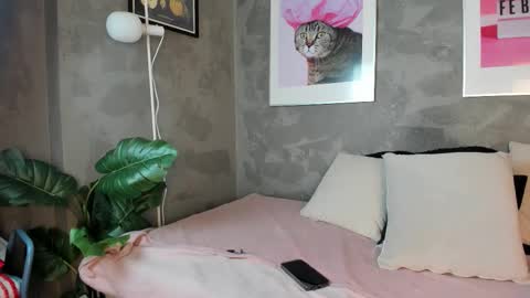 Snapshot of caroline_dh chatting on 24, 10, 2025 Caroline online show from 24, 10, 2025