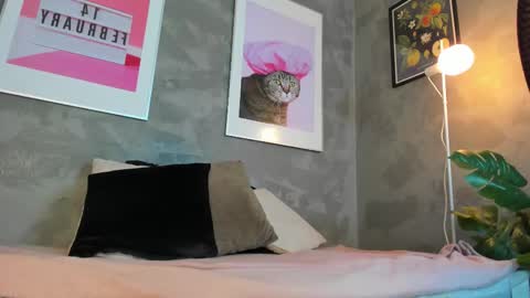 Snapshot of caroline_dh chatting on 26, 10, 2025 Caroline online show from 26, 10, 2025